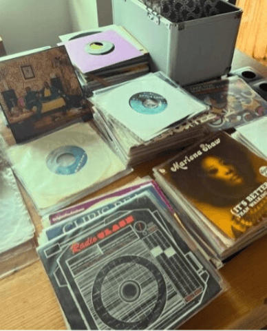 Stapel von Schallplatten zum Verkauf bei Barcelona City Records
