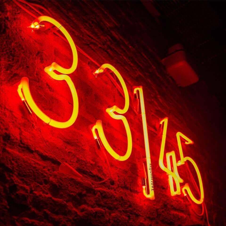 cartel de neón con el logo del bar 33|45 en Barcelona
