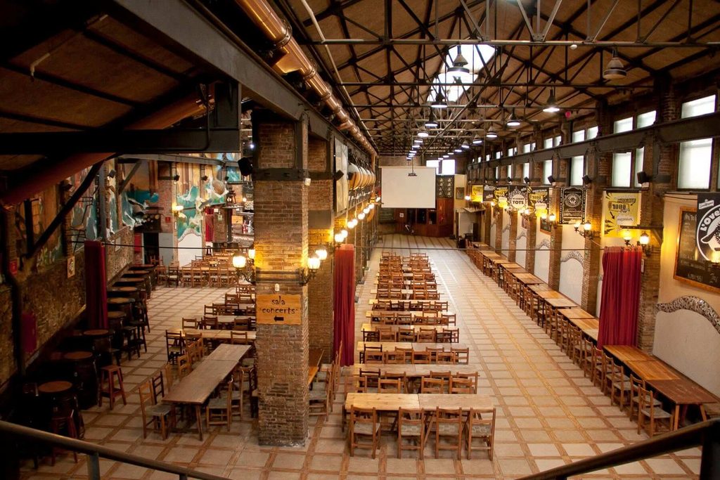 interior de la cervecería L'Ovella Negra en Barcelona