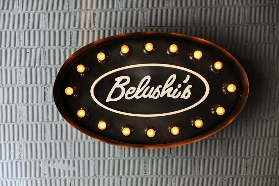decoración interior con el logo de Belushi's Sports Bar en Barcelona