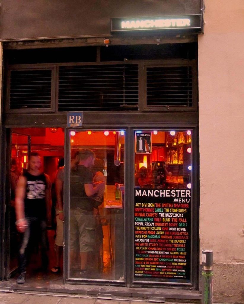 exterior del Bar Manchester en Barcelona con una pizarra que muestra grupos de música de Manchester