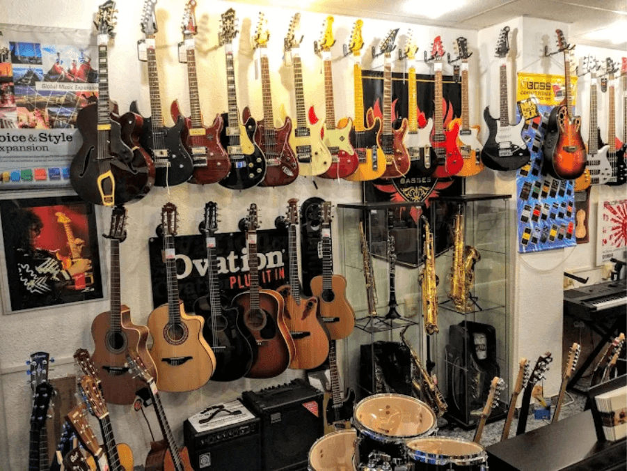 verschiedene Musikinstrumente im MusicAlex-Musikgeschäft in Barcelona
