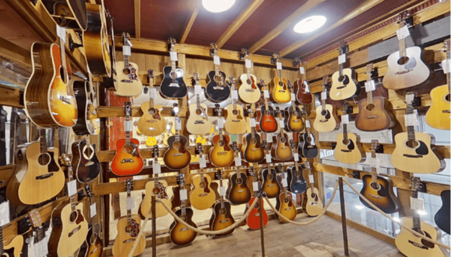Gitarren zum Verkauf im Musikgeschäft Alfasoni in Barcelona