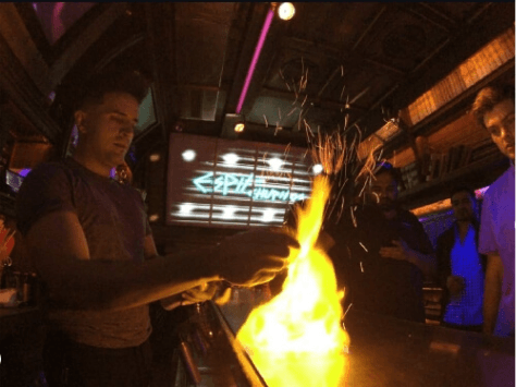 camarero preparando chupitos con fuego en Espit Chupitos en Barcelona