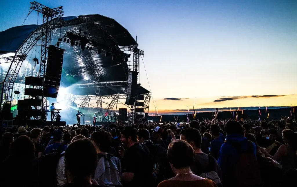 Outdoor live concert with a large crowd during La Mercè festival in Barcelona.
