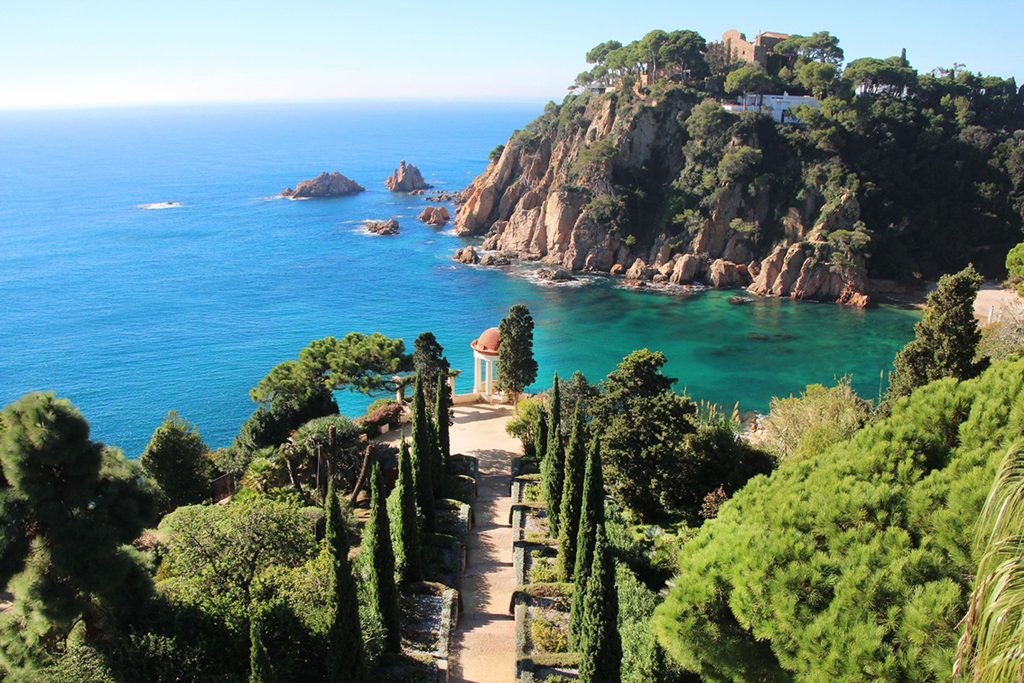 Mittelmeer und felsige Küste vom Botanischen Garten Marimurtra in Blanes an der Costa Brava aus gesehen.