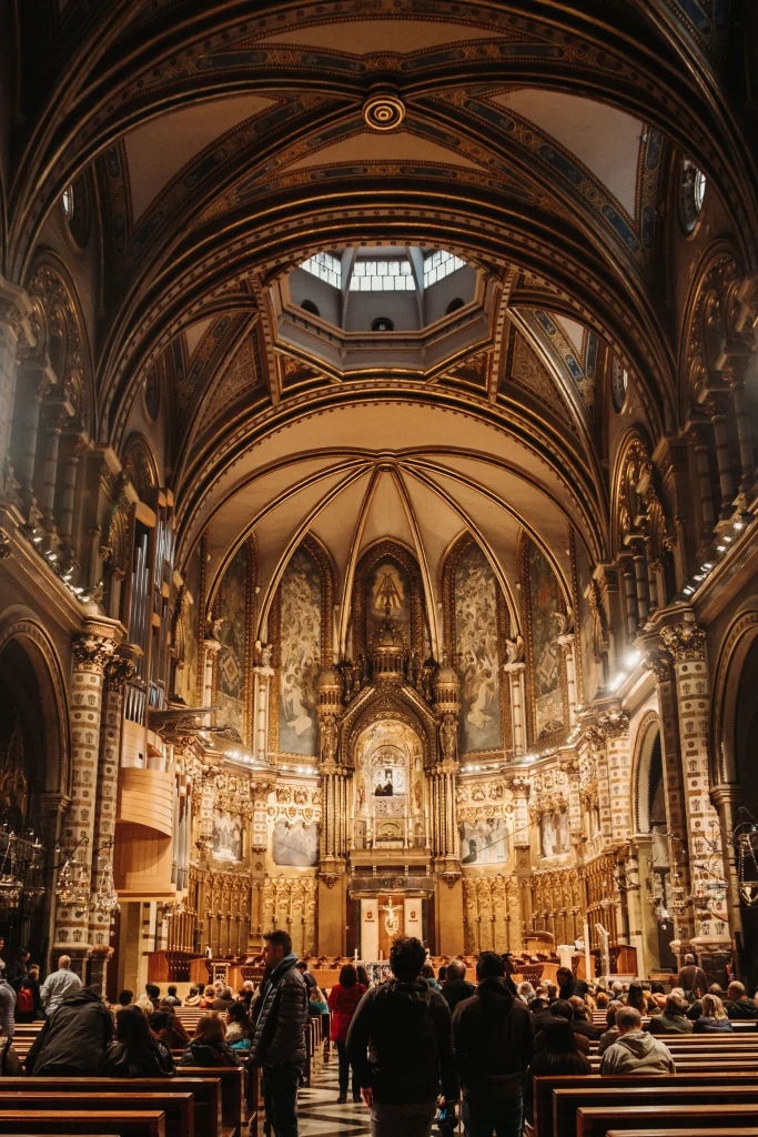 Prächtig geschmückter Innenraum der Basilika von Montserrat, eines der beliebtesten Ziele für Tagesausflüge ab Barcelona.