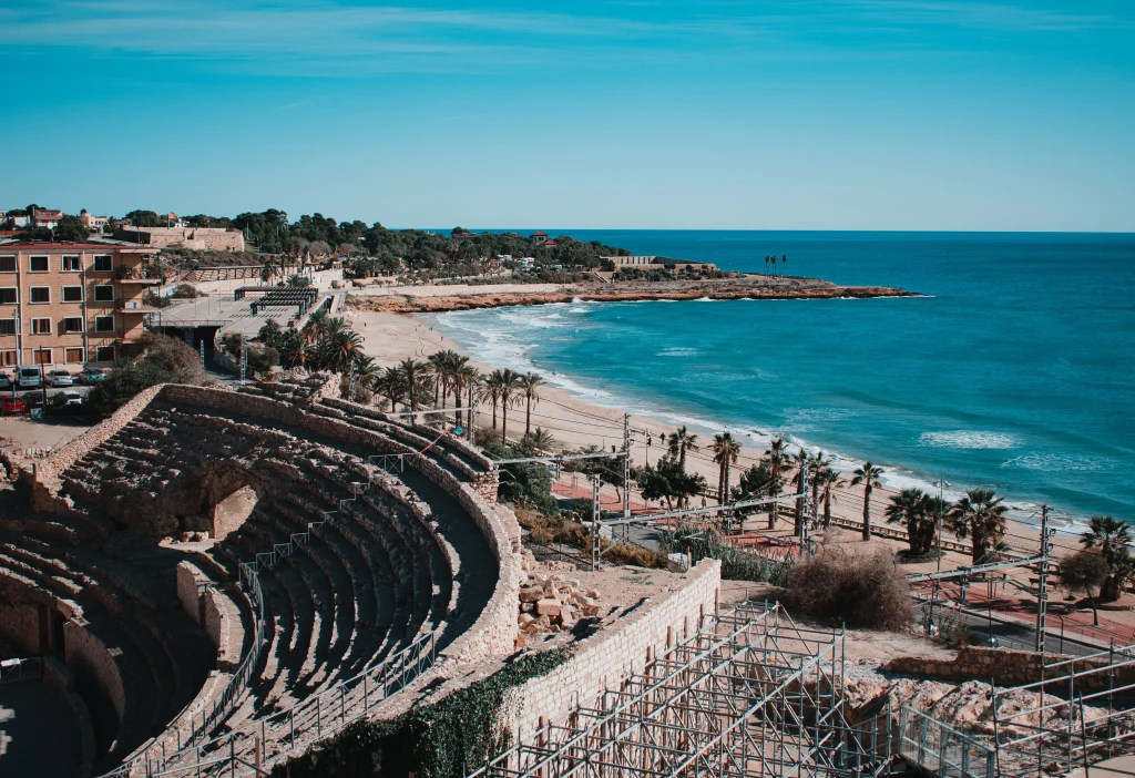 Antikes römisches Amphitheater in Tarragona mit Blick auf das Mittelmeer und die Küste.