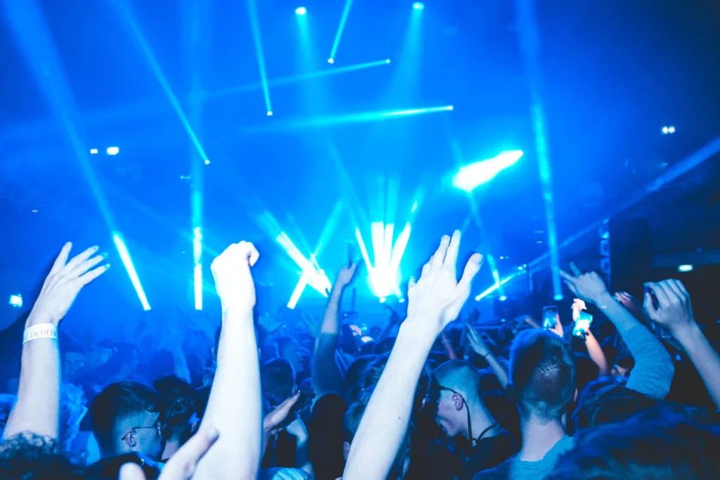 Multitud bailando bajo intensas luces azules en una discoteca de Barcelona.